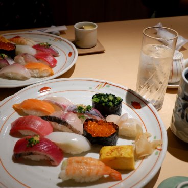 Sushidokoro Ginza Fukusuke Sunshine 60 (Tokyo), assortiments de sushi nigiri et gunkan-maki 2