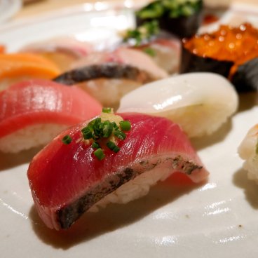 Sushidokoro Ginza Fukusuke Sunshine 60 (Tokyo), assortiments de sushi nigiri et gunkan-maki