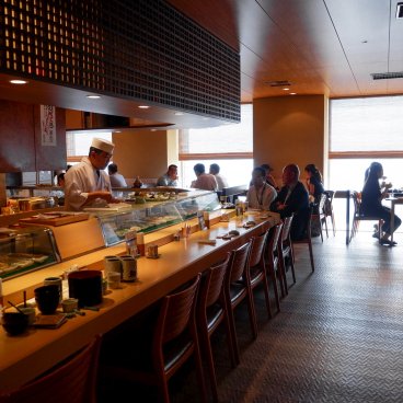 Sushidokoro Ginza Fukusuke Sunshine 60 (Tokyo), salle du restaurant avec comptoir à sushi
