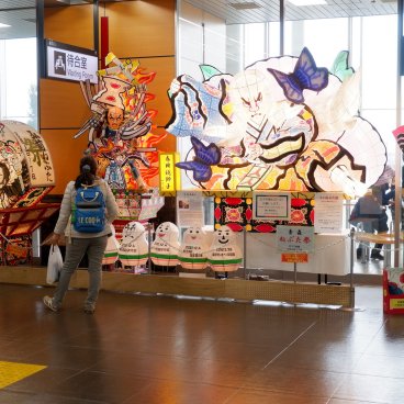 Gare de Shin-Aomori, décorations sur le thème du festival Nebuta Matsuri