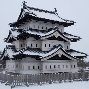 Hirosaki (Aomori), vue sur le donjon enneigé dans le parc du château