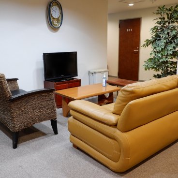 Kawaguchiko Station Inn, espace détente commun sur le palier des chambres