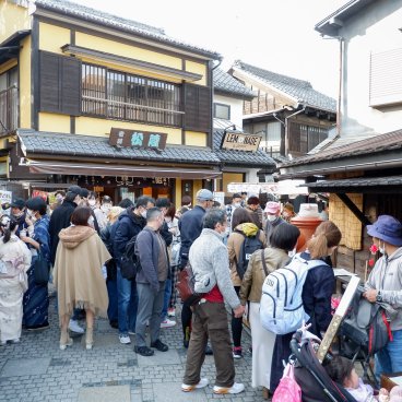 Kawagoe (Saitama), touristes dans la ruelle Kashiya Yokocho le week-end en période de sakura
