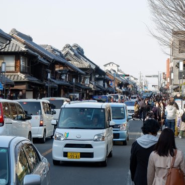 Kawagoe (Saitama), voitures et touristes à pied dans les rues traditionnelles le week-end en période de sakura