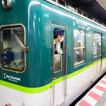 Gare de Yodoyabashi (Osaka), train Keihan à quai