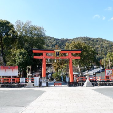 Matsunoo Taisha (Kyoto), grande porte Torii vermillon à l'entrée du sanctuaire