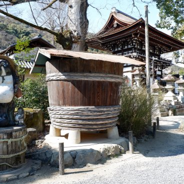 Matsunoo Taisha (Kyoto), tonneau de saké (Nihonshu) et statue de Tanuki