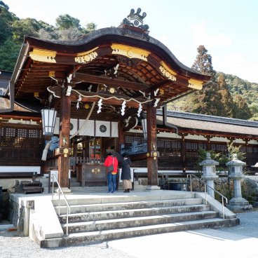 Matsunoo Taisha (Kyoto), porte Chumon face au pavillon principal du sanctuaire
