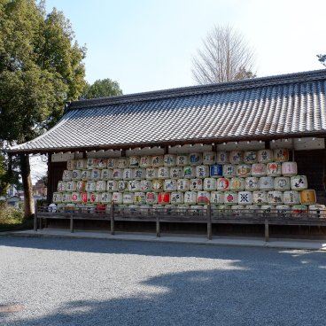 Matsunoo Taisha (Kyoto), pavillon avec une collection de barils de saké en offrandes 