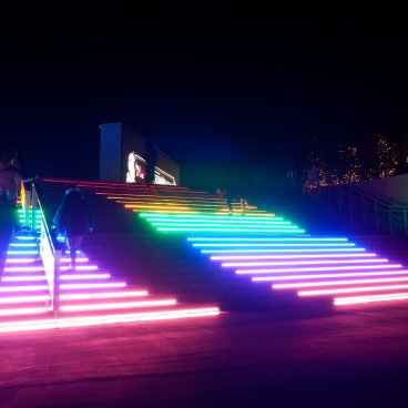 Tokyo Mega Illumination (Shinagawa), escalier aux couleurs de l'arc-en-ciel
