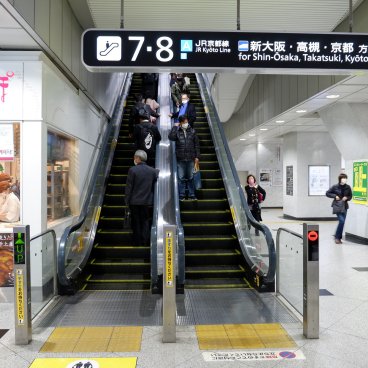 Gare JR d'Osaka, accès au quai du train local JR pour Kyoto