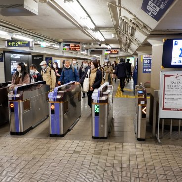 Gare de Kyoto-Kawaramachi, portiques d'accès au train Hankyu pour Osaka-Umeda