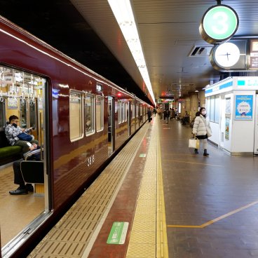 Gare de Kyoto-Kawaramachi, train Hankyu pour Osaka-Umeda à quai