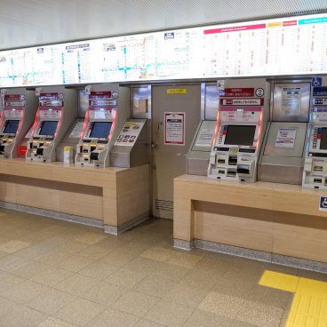 Gare d'Osaka-Umeda, bornes automatiques pour achat ticket de transport ou recharge carte prépayée (Suica)