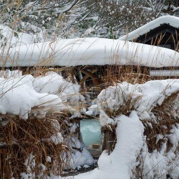 Tsuru-no-yu Onsen (Akita), vue de l'extérieur sur le bain commun chaud en plein air 2