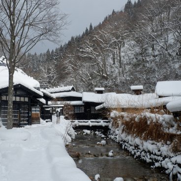 Tsuru-no-yu Onsen (Akita), bâtiments traditionnels avec chambres d'hôtel et accès aux bains 2