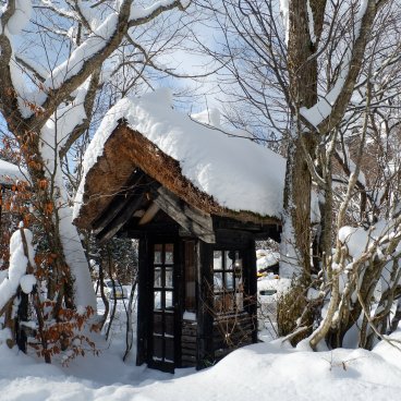 Tsuru-no-yu Onsen (Akita), devant le café a.house Gallery&Cafe 2