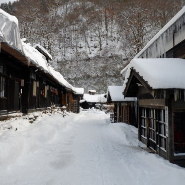 Tsuru-no-yu Onsen (Akita), bâtiments traditionnels avec chambres d'hôtel et accès aux bains