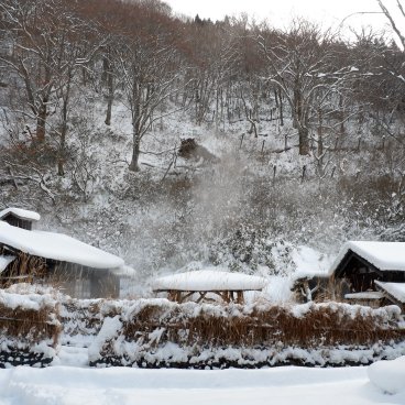Tsuru-no-yu Onsen (Akita), vue de l'extérieur sur le bain commun chaud en plein air 
