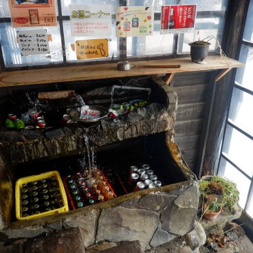 Tsuru-no-yu Onsen (Akita), boissons en vente à l'accueil de la station thermale