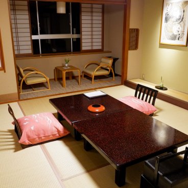 Wakura Onsen, salon traditionnel sur tatami d'une suite du ryokan Notoraku