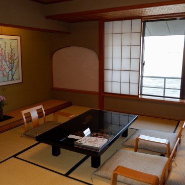Wakura Onsen, suite traditionnelle sur tatami avec vue mer au ryokan Kagaya