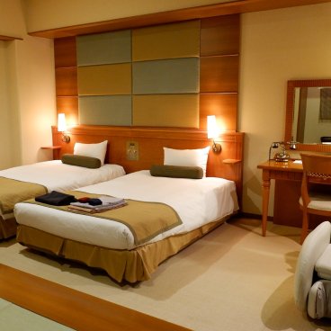 Wakura Onsen, espace nuit avec lit à l'occidental d'une suite du ryokan Notoraku