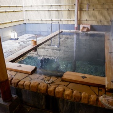 Yumoto Onsen Ohara Sanso (Kyoto), bain commun extérieur en bois de cyprès Hinoki