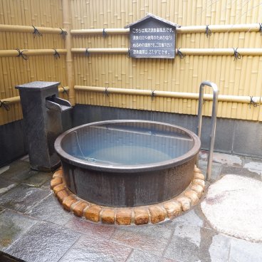 Yumoto Onsen Ohara Sanso (Kyoto), petit bain extérieur en bois de cyprès Hinoki