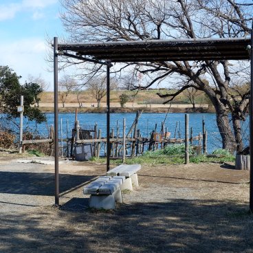 Shibamata (Katsushika, Tokyo), ponton pour la traversée en barque de la rivière Edo-gawa en hiver