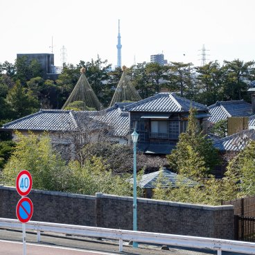 Shibamata (Katsushika, Tokyo), vue sur les toits de la maison de thé Yamamoto-tei et la Tokyo Skytree
