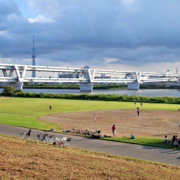 Katsushika (Tokyo), pont Horikiri-bashi et terrain de baseball au bord de l'Ara-kawa