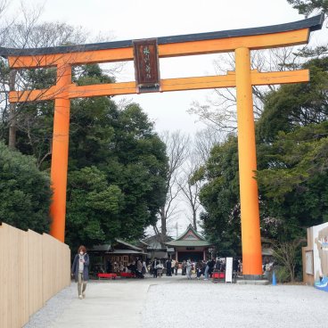 Kawagoe Hikawa-jinja, grande porte Torii vermillon à l'entrée du sanctuaire