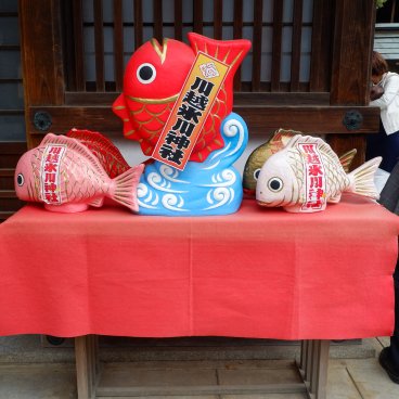 Kawagoe Hikawa-jinja, statuettes de dorades rouges dans le sanctuaire