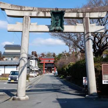 Umenomiya Taisha (Kyoto), grande porte Torii en pierre à l'entrée du sanctuaire