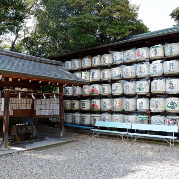 Umenomiya Taisha (Kyoto), pavillon des ablutions et mur d'offrandes à saké du sanctuaire