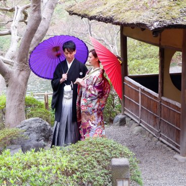 Happo-en (Tokyo), séance photo d'un couple en tenue traditionnelle de mariage au sein du jardin