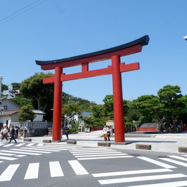 Kamakura, porte Sanno Torii à l'entrée du sanctuaire Tsurugaoka Hachiman-gu