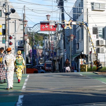 Kamakura, passage de train vers la rue Komachi dans le centre-ville commerçant
