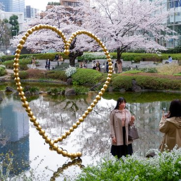 Roppongi Hills (Tokyo), œuvre Kin no Kokoro de Jean-Michel Othoniel dans le jardin Mohri en période de sakura