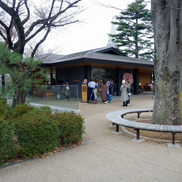 Starbucks Shinjuku Gyoen (Tokyo), entrée du café dans l'enceinte du jardin