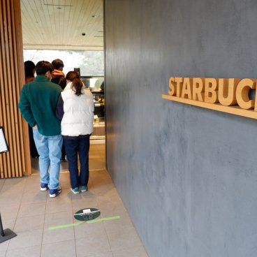 Starbucks Shinjuku Gyoen (Tokyo), à l'entrée de l'établissement de café