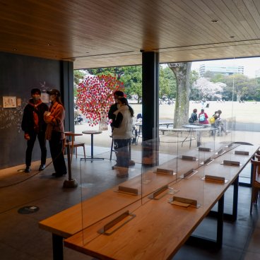 Starbucks Shinjuku Gyoen (Tokyo), vue à l'intérieur de l'établissement de café