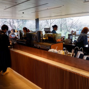 Starbucks Shinjuku Gyoen (Tokyo), comptoir principal de l'établissement de café