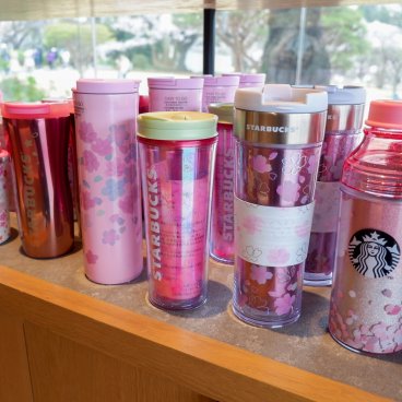 Starbucks Shinjuku Gyoen (Tokyo), sélection de produits saisonniers en période de sakura