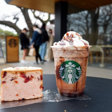Starbucks Shinjuku Gyoen (Tokyo), exemple de boisson et pâtisserie proposées à la carte