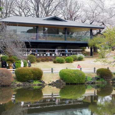 Starbucks Shinjuku Gyoen (Tokyo), vue du bâtiment avec sa terrasse côté jardin