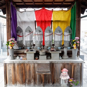 Zuishin-in (Kyoto), statues de Jizo dans un cimetière à l'approche du temple
