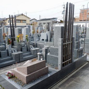 Zuishin-in (Kyoto), cimetière bouddhiste à l'approche du temple