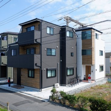 Ici Japon Village (Tokyo), vue avant sur les 2 maisons-hôtels